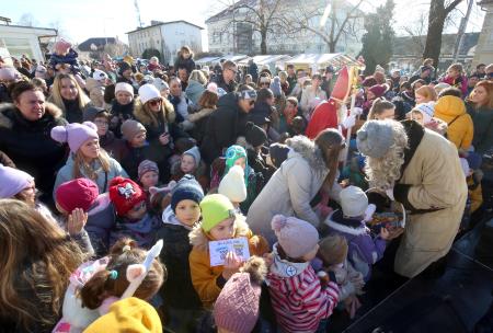 TRIJE DOBRI MOŽJE, ROMANA KRAJNČAN IN JELENI PRIREDITEV PRED KULTURNIM DOMOM 36 FOTO LJUBO VUKELIČ